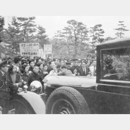 昭和天皇が京都大に到着し学長室に入った後、天皇の御料車を囲む学生ら。警官が出動し、学生たちと小競り合いが起こった（1951＝昭和26＝年11月12日、京都市）／（Ｃ）共同通信社