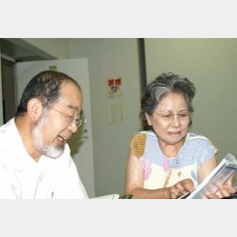 カズンズの娘のシゲコ・ササモリさんと筆者（本人提供）