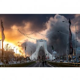 こちらの攻撃は肯定し擁護するのか？（米国イスラエルの空爆により、爆発後に黒煙が上がるイランの首都・テヘランの街。中央はアザディ・タワー＝自由の塔））　（Ｃ）Parspix／ABACA／共同通信イメージズ