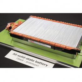 トヨタ自動車が開発したEV向け全固体電池の試作品＝2023年6月（同社提供）