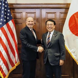 露払い役のパシリ大臣（経産省提供、共同）