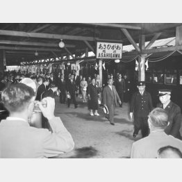 砂川駅からお召し列車で旭川駅に到着した昭和天皇、香淳皇后（1954＝昭和29＝年8月11日、北海道旭川市＝駅名は当時のあさひかわ）／（Ｃ）共同通信社