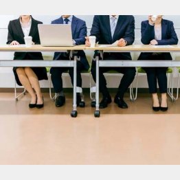 オーディション会場ではスタッフたちが作り笑いで…