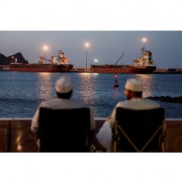 自衛隊派遣要請があるかも（イランによるホルムズ海峡閉鎖で、オマーン・マスカットに停泊したままのタンカー）／（Ｃ）ロイター