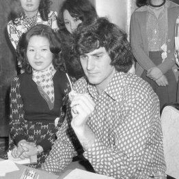 スプーン曲げの自称超能力者、ユリ・ゲラー（Ｃ）共同通信社