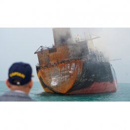 イラク沖で攻撃を受け炎上、煙が上がるイラク石油を積載した外国船籍のタンカー（Ｃ）ロイター