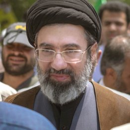 徹底抗戦を明言（イランの新指導者モジタバ・ハメネイ師）／（Ｃ）ゲッティ＝共同