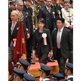 高市首相は断れない（防衛大学卒業式で）／（Ｃ）日刊ゲンダイ