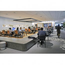 オフィス家具の大手「イトーキ」の社内。居心地重視、交流活発に（Ｃ）共同通信社