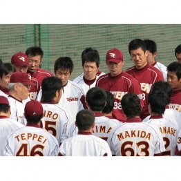 選手に緊張感があった（野村克也監督＝左、を囲んで）／（Ｃ）日刊ゲンダイ