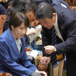 日本国民の多くもこのイラン軍事侵略を支持していない（茂木外相を話す高市首相＝昨17日、参院予算委）／（Ｃ）日刊ゲンダイ