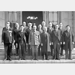 国会玄関前で記念撮影に納まる東条内閣閣僚＝1941（昭和16）年11月16日（Ｃ）共同通信社
