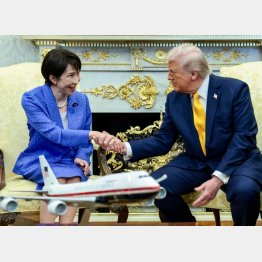 トランプ米大統領（右）と握手する日本の高市早苗首相（Ｃ）ロイター