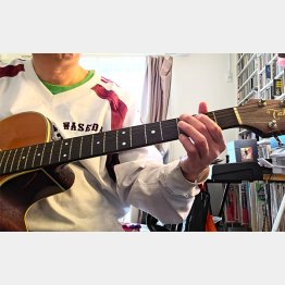 ギターも部屋もウインドブレイカーも汚くてスイマセン（提供）スージー鈴木