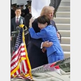 首脳会談を前に、トランプ米大統領とハグを交わす高市首相（手前）／（ホワイトハウスのＸから）