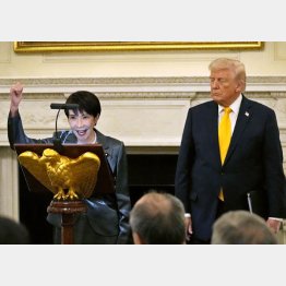 トランプ米大統領（右）との会談後の夕食会で「ジャパン・イズ・バック」と声を上げて拳を突き上げる高市首相（Ｃ）共同通信社