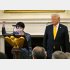 トランプ米大統領（右）との会談後の夕食会で「ジャパン・イズ・バック」と声を上げて拳を突き上げる高市首相（Ｃ）共同通信社
