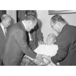 石橋湛山を表敬訪問する田中角栄首相（1972＝昭和47＝年9月22日、石橋邸）／（Ｃ）共同通信社