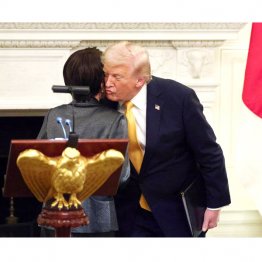 抱きつき、頬を寄せ合い、世界からホステス外交といわれ…（Ｃ）ロイター