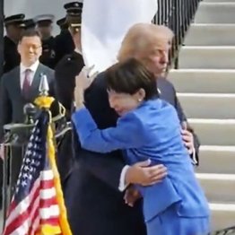 いきなりトランプ米大統領に抱きつき、嬌態全開の高市首相（米ホワイトハウスの公式Xから）