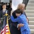 いきなりトランプ米大統領に抱きつき、嬌態全開の高市首相（米ホワイトハウスの公式Xから）