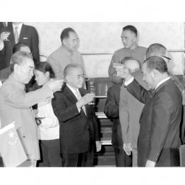 中国・周恩来首相（左）と乾杯する田中角栄首相（右、1972＝昭和47＝年9月29日）／（Ｃ）共同通信社