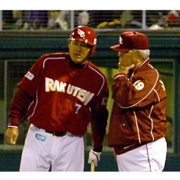 筆者に声かけする野村克也監督（Ｃ）日刊ゲンダイ