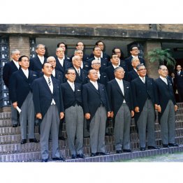 第1次田中内閣（前列左3が田中角栄首相、1972＝昭和47＝年07月07日）／（Ｃ）共同通信社