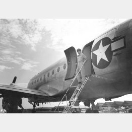 英雄扱いされたマッカーサー連合国軍最高司令官。厚木飛行場で、日本占領の第一歩を踏み出した場面（1945＝昭和20＝年8月30日、米陸軍通信隊撮影、ＡＣＭＥ）