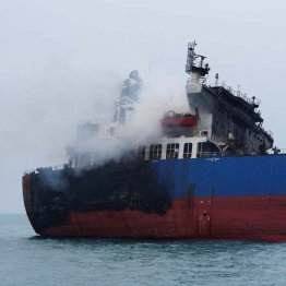 ホルムズ海峡で攻撃されたタンカー（Ｃ）ロイター