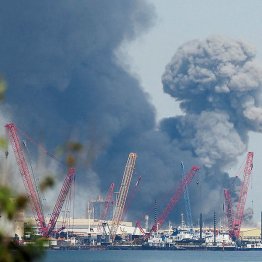 バーレーンの首都マナマで立ち上る黒煙（Ｃ）ロイター＝共同