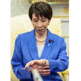 前代未聞。会談中に時計を見るなど、世界中どこの国の首脳をみても絶対にあり得ない行為だ（Ｃ）ロイター