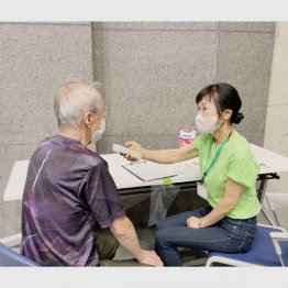 月2回のフレイル測定会で運動不足を指摘（フレイルチェックの様子＝提供写真）