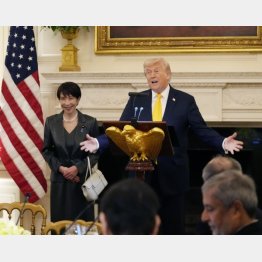 ホワイトハウスで行われた夕食会であいさつするトランプ米大統領。左は高市早苗首相（Ｃ）共同通信社