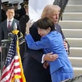首脳会談を前に、トランプ米大統領とハグを交わす高市早苗首相（ホワイトハウスのXから）