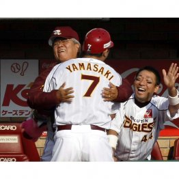 本塁打を放った筆者を迎える野村克也監督（Ｃ）日刊ゲンダイ