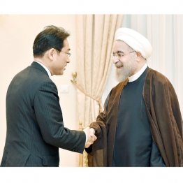 外相時代はイランを訪問、イランのロウハニ大統領と会談（2015年当時、外務省提供）