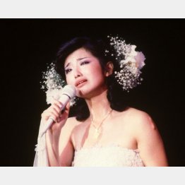 ファイナルコンサートで、最後の曲「さよならの向こう側」を歌う山口百恵（Ｃ）共同通信社