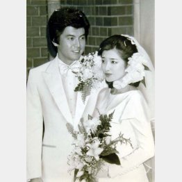 結婚式での三浦友和（左）と山口百恵（Ｃ）日刊ゲンダイ