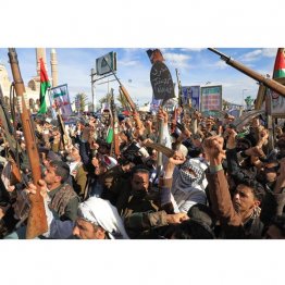イラン攻撃に抗議のスローガンを叫ぶフーシ派支持者ら（Ｃ）ＡＰ＝共同