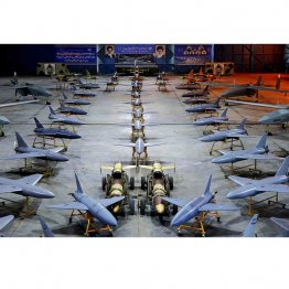 イランの軍事力は145カ国中16位（昨2025年、イランのドローン1000機配備式典。独自開発の新特攻モデルも含めイラン各地に送られる。2000キロ以上飛行可能で、レーダー反射断面積で防御層を通過する能力もあり、高い破壊力を持つという）　（Ｃ）SalamPix／ABACA／共同通信イメージズ