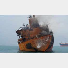 イラク・バスラ近くの沖合、攻撃された後に燃え出し損害を受けたイラクの石油を運搬する外国船籍タンカー（Ｃ）ロイター