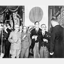 日独伊3国同盟締結を祝う（左から）東条英機陸相、星野直樹無任所相、インデルリ駐日伊大使、松岡洋右外相、オットー駐日独大使（1940＝昭和15＝年9月27日、外相公邸）／（Ｃ）共同通信社