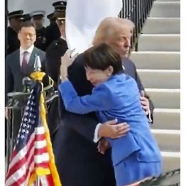 妄信が共倒れを招く…（いきなりトランプ米大統領に抱きつく高市首相＝ホワイトハウスのXから）