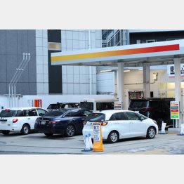ガソリンが安いうちに満タンに（Ｃ）日刊ゲンダイ