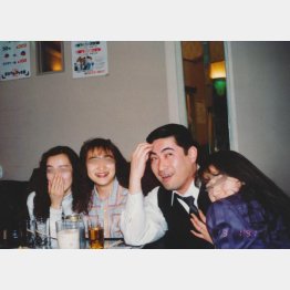 ポルノ女優も在籍（右から2人目は筆者）／（本人提供）