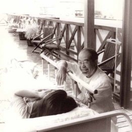 諏訪中央病院3階のテラスにて（提供写真／撮影・秋元孝夫）