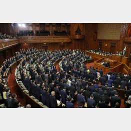 衆院通過を強行（Ｃ）日刊ゲンダイ