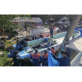 辺野古沖転覆事故の死亡した船長が日本基督教団の牧師だと報じられるや否や…（転覆した船「平和丸」を実況見分する海保の係官ら。奥は「不屈」）／（Ｃ）共同通信社