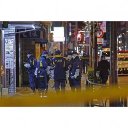 東京・上野で4億円強盗、現金入りのスーツケースが奪われた現場付近を調べる警視庁の捜査員＝1月30日、東京都台東区（Ｃ）共同通信社